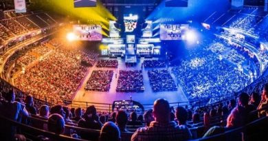 Suasana megah turnamen Esports Indonesia dengan ribuan penonton di arena